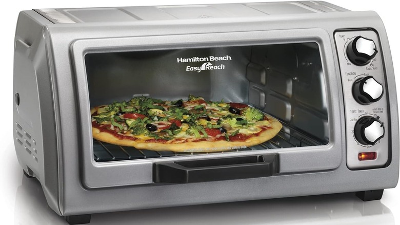 Hamilton Beach 6-slice countertop toaster oven with pizza inside