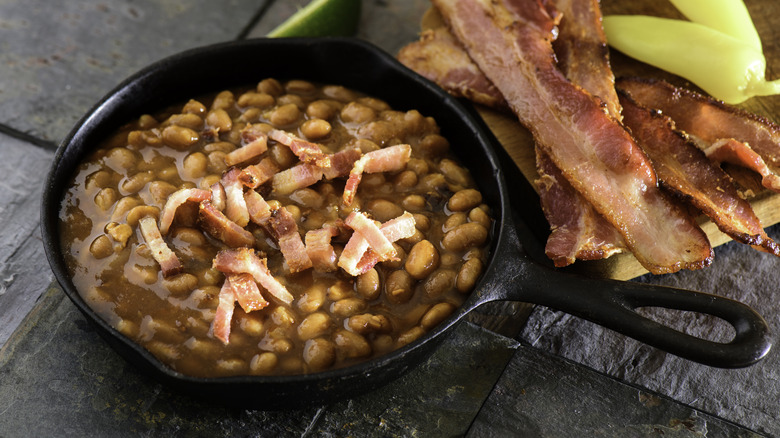 Baked beans topped with bacon 