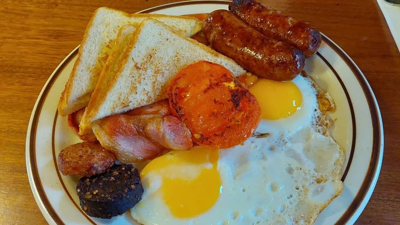 Full Irish breakfast plate at The Clonard