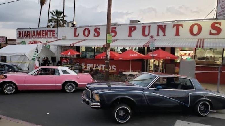 Los 5 Puntos taco stand classic cars