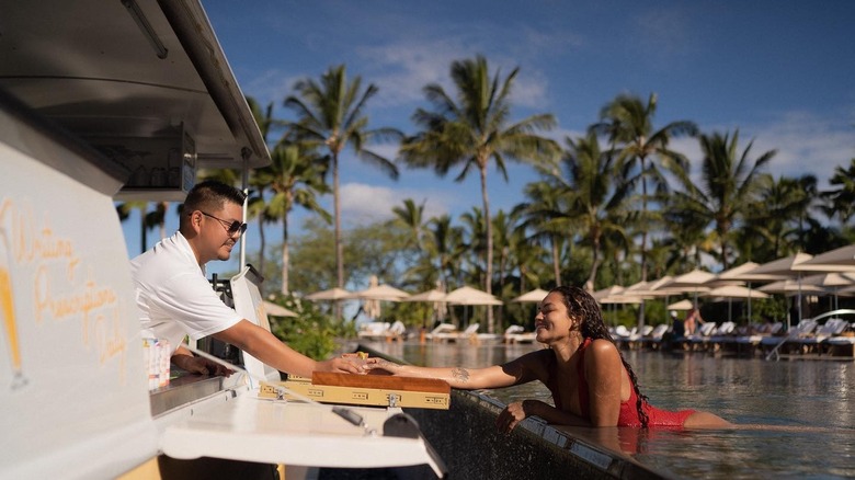 Swim-up pool bar