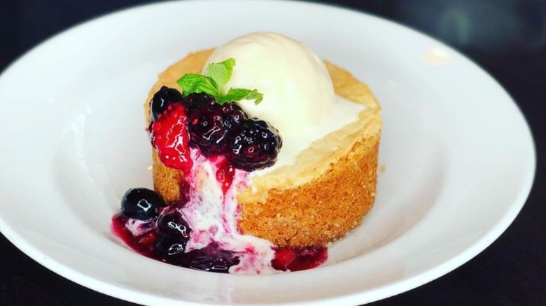 Butter cake with berries 