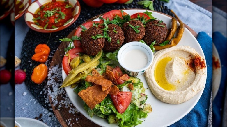 Falafel platter with hummus 