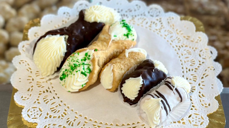 Different sized chocolate plain cannoli