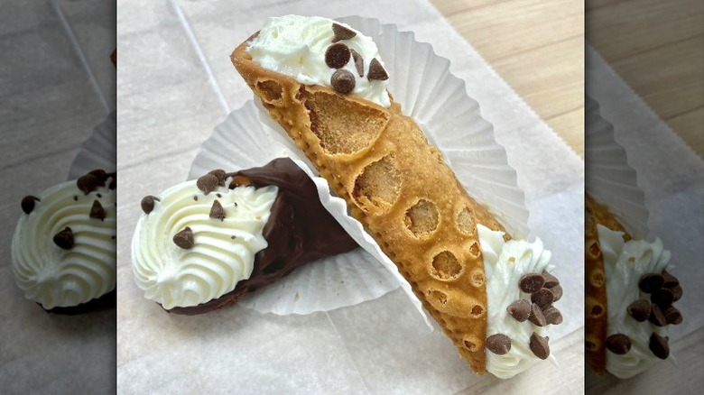 Chocolate and plain cannoli 