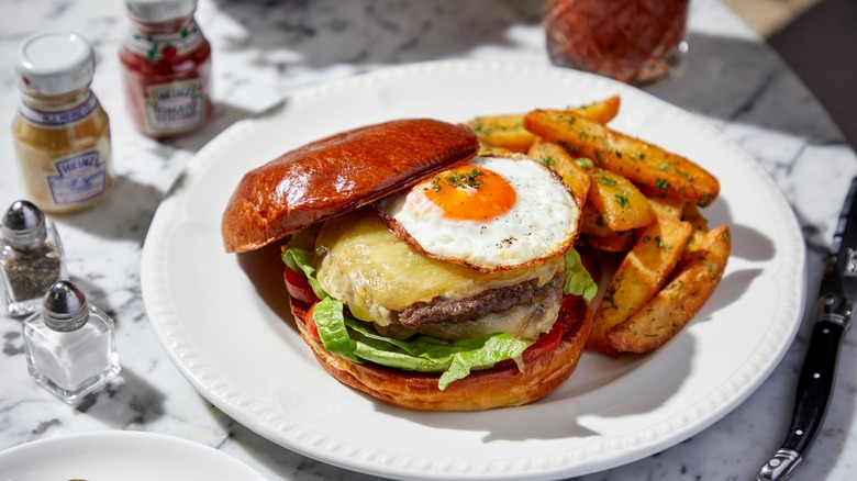 Cheeseburger with fried egg