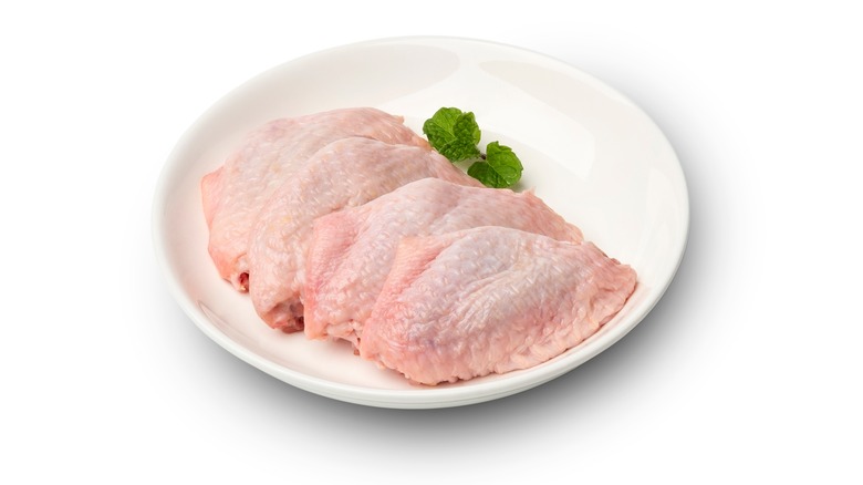 Raw chicken wingette