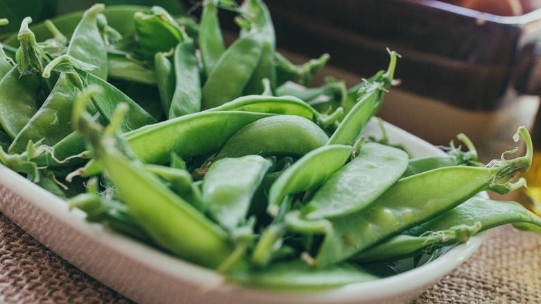 Close-up of raw snow peas in a dish