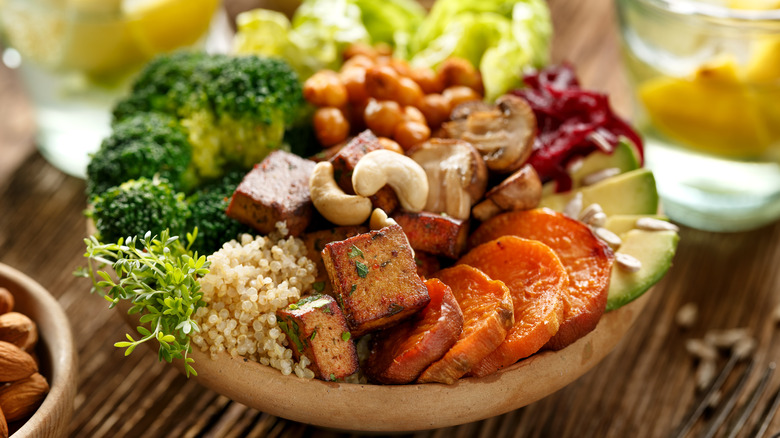 Salad with marinated tofu 