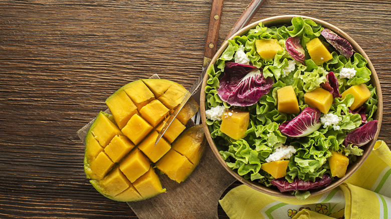 Salad with mango 