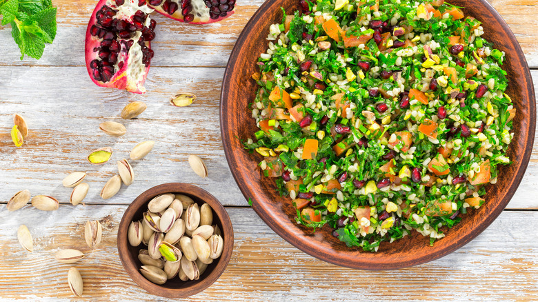 Salad with pistachios 