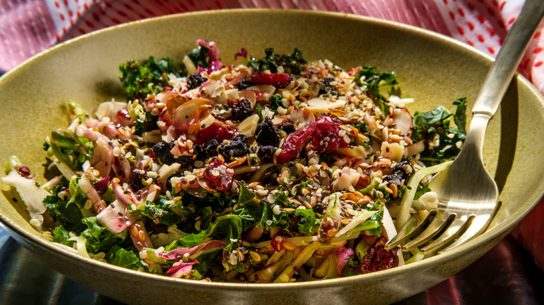 Salad with hemp seeds