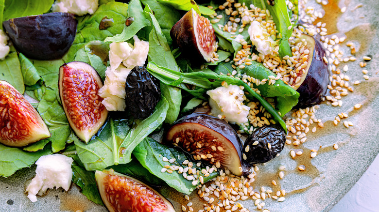 Salad with sesame seeds