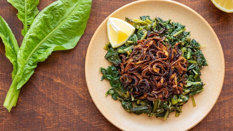 Salad with caramelized onions 