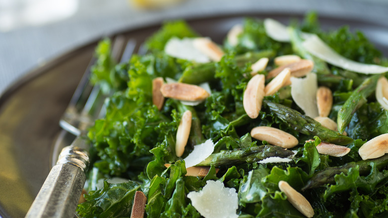 Salad with almond slivers 