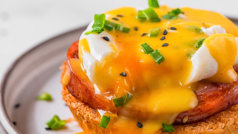  egg benedict with hollandaise 