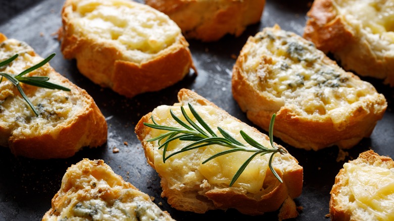 Crostini with cheese