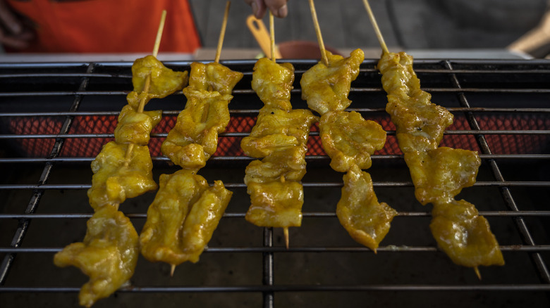 Grilling skewered meat