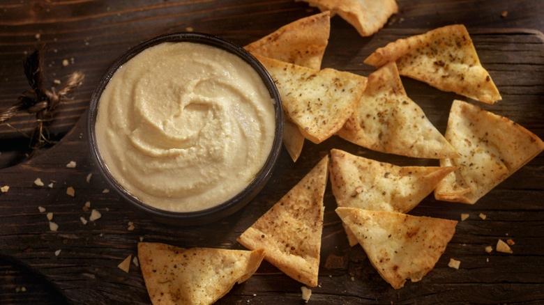 Hummus with pita chips