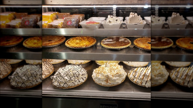 Diner dessert case