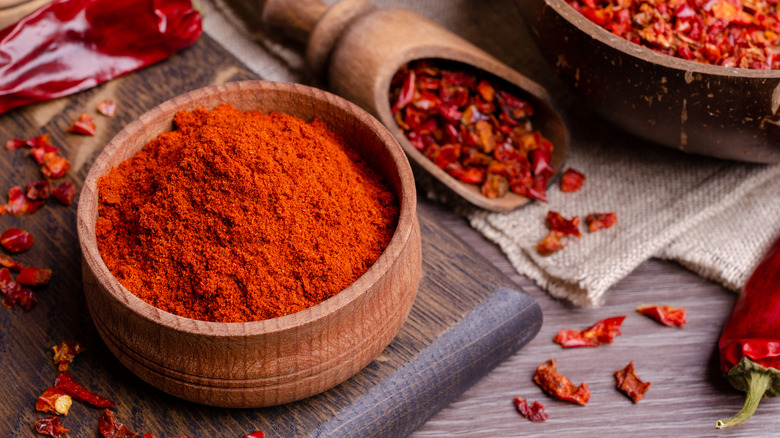 chili powder and crushed chilis 