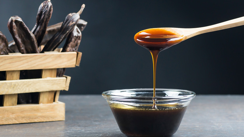 Molasses in bowl 