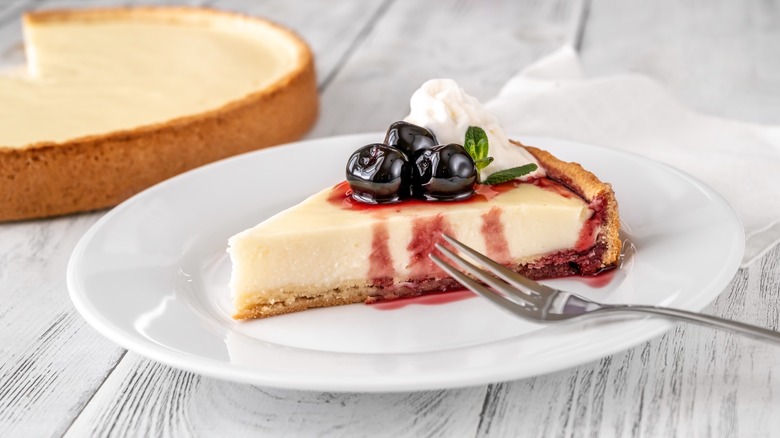 Cheesecake with amarena cherries