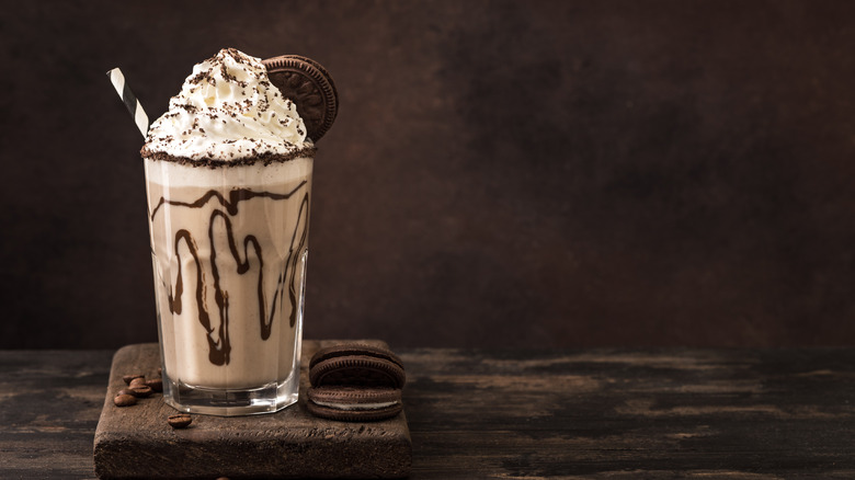 Mudslide cocktail with cookie garnish