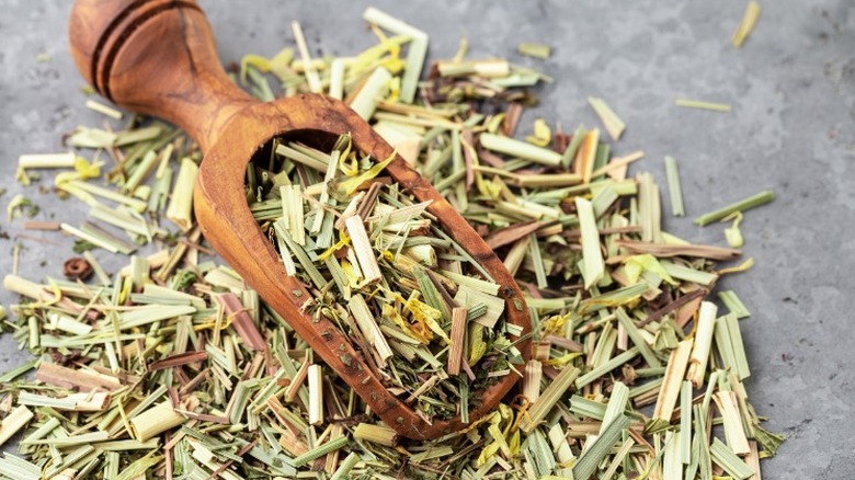 dried lemongrass in wooden shovel