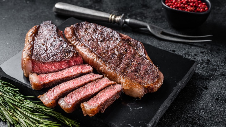 cooked sliced sirloin steak