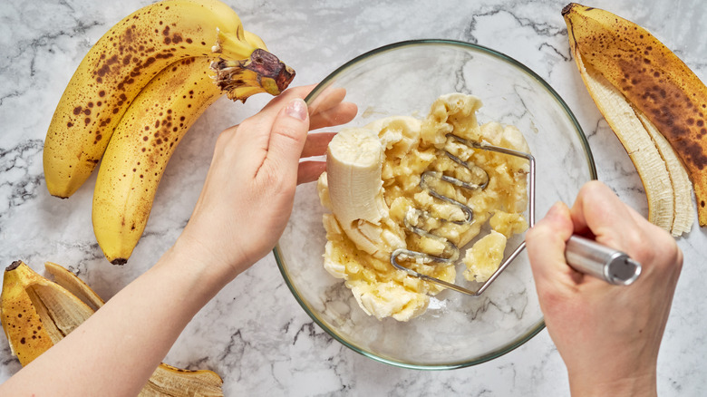 Mashed banana in bowl 