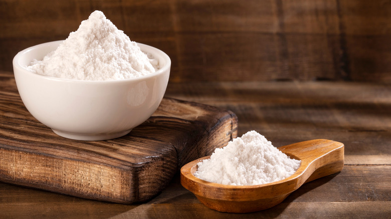 Baking soda in bowl 