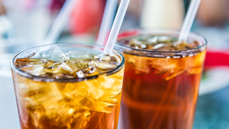 close up glasses of iced tea