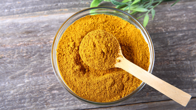 Curry powder in glass bowl