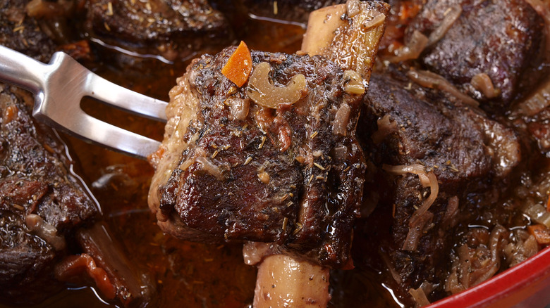 braised short ribs in pot