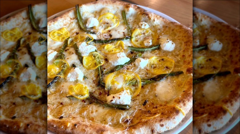 Pizza with asparagus and lemons