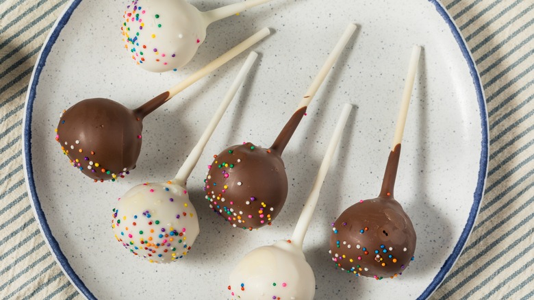 Chocolate and vanilla cake pops