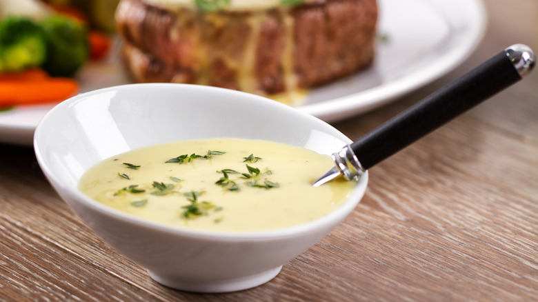 sauce Béarnaise white bowl