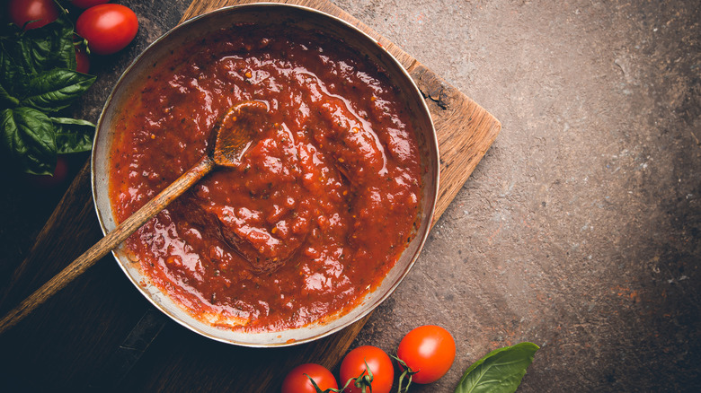 A pan of tomato sauce 