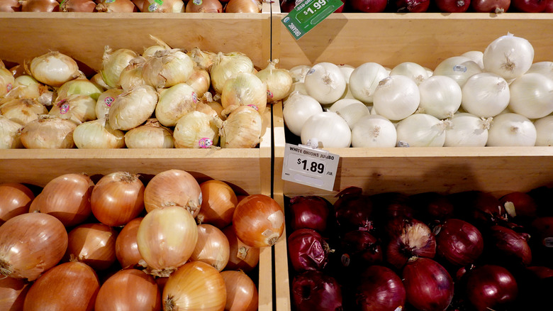 Storage onions red white yellow 