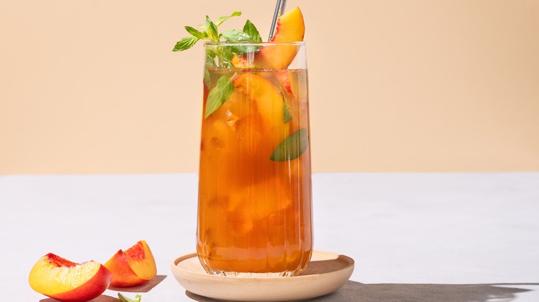 glass of peach iced tea