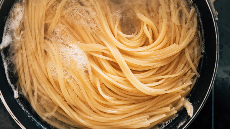 Boiling pasta in steel pan