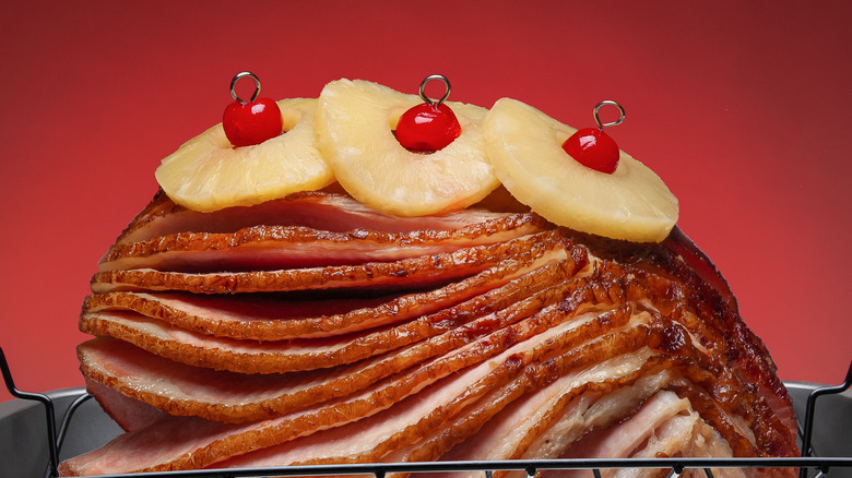 Spiral ham in roasting pan