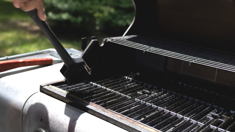 Hand cleaning grill with scrub brush