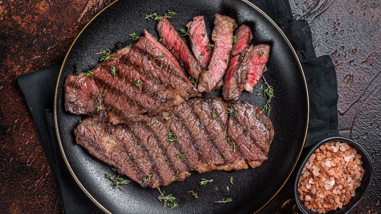 Overview of sliced, cooked steak on a plate