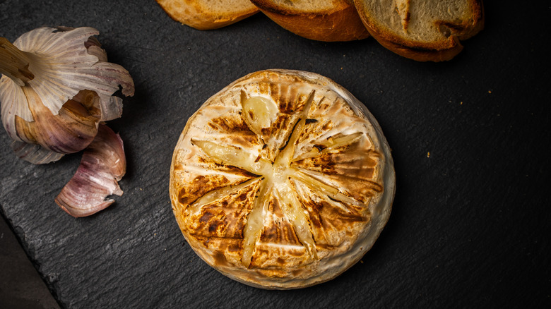 grilled brie with toasted bread