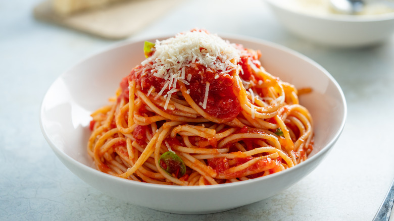 spaghetti with sauce in bowl