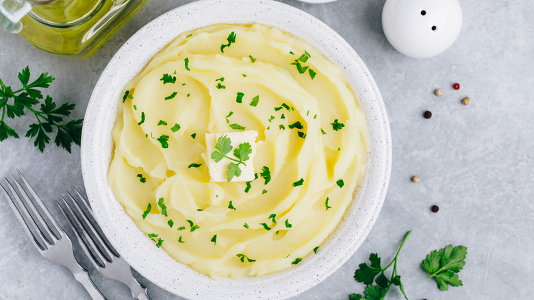 Bowl of mashed potatoes