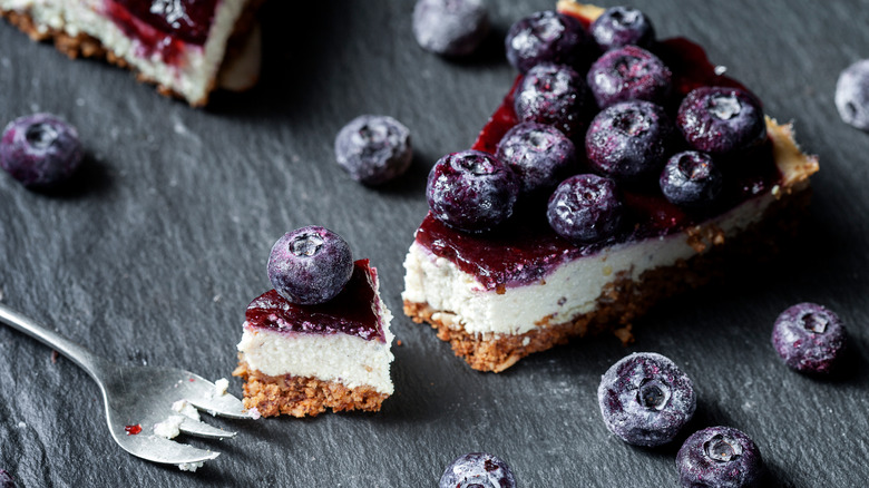 Tofu cheesecake with blueberries 