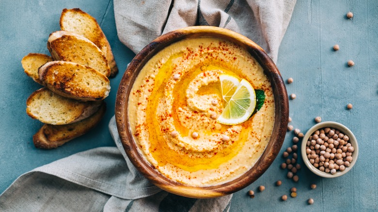 Hummus with toasted bread